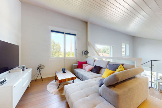 salon avec lumière naturelle, natural light, sol en finition bois, wood finish floor, et inside property