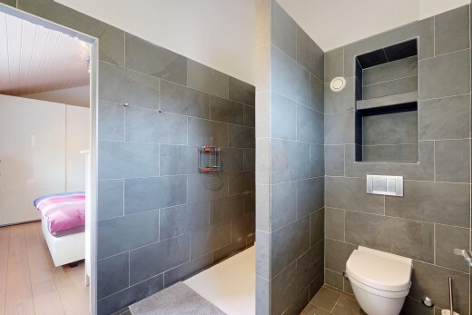 salle de bains avec salle de bain complète, douche, tile wall, mur en carrelage, et inside property
