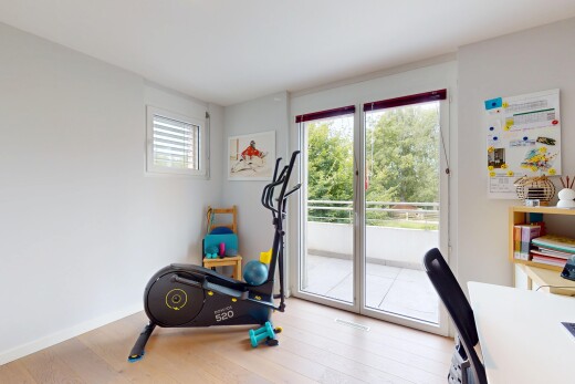 gym avec drywall, cloison sèche, natural light, lumière naturelle, et wood finish floor