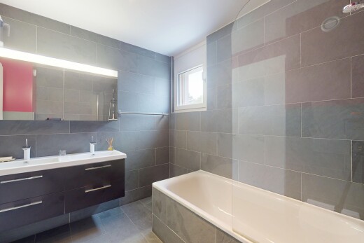 salle de bains avec mur en carrelage, tile wall, salle de bain complète, lumière naturelle, et natural light
