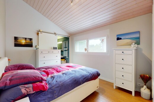 chambre avec sol en finition bois, wood finish floor, cloison sèche, drywall, et plafond en bois