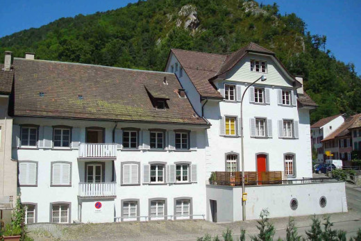 außenansicht mit blick auf die berge und balkon