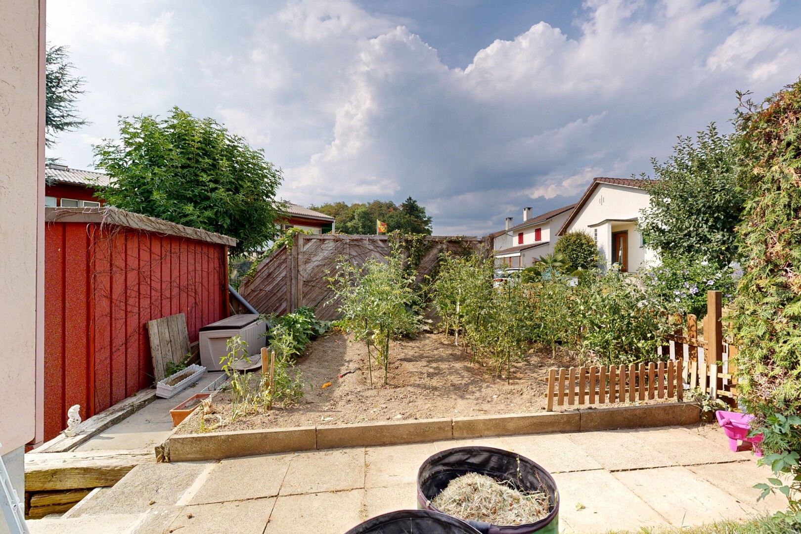 garten mit zaun, feuerstelle, und from property