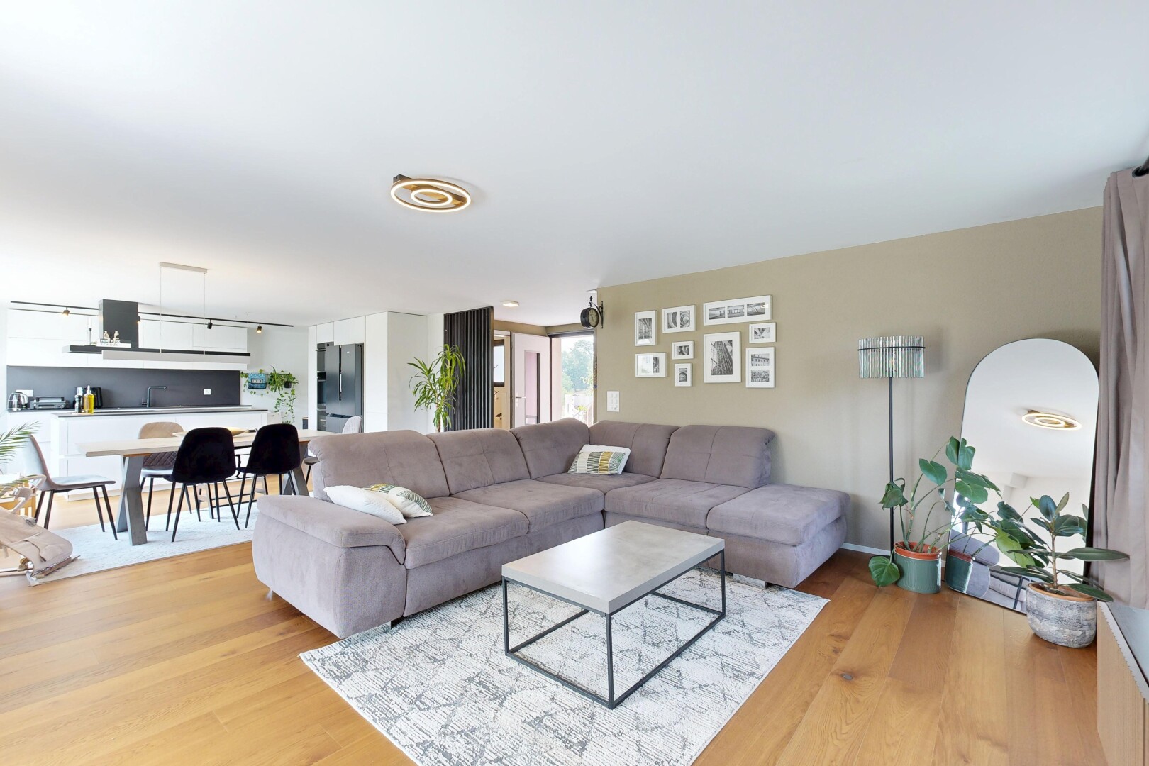wohn- / esszimmer mit wood finish floor, holzfußboden, drywall, gipskartonwand, und inside property