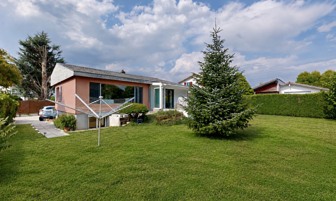 außenansicht mit property visible, rasen, from property, day time, und zaun