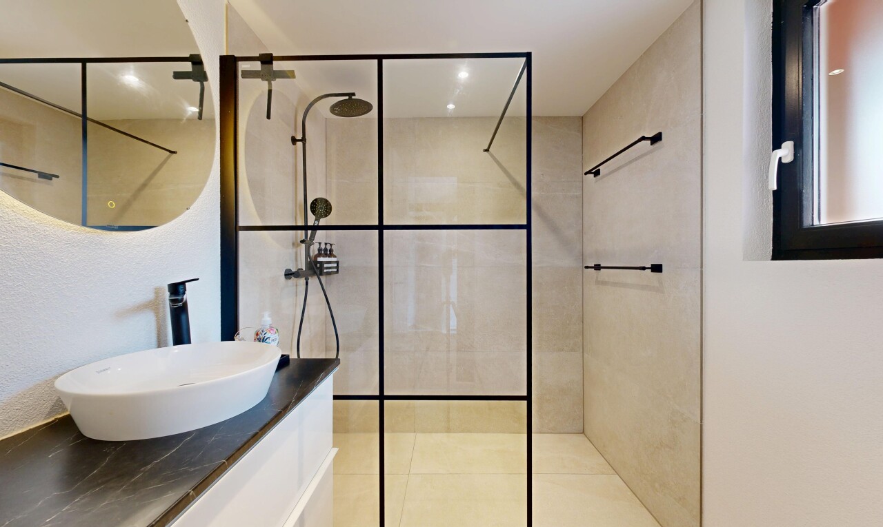 bad mit spiegel, dusche, waschbecken, schminktisch, und komplettes badezimmer
