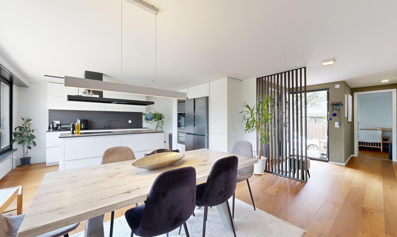 esszimmer mit light floor, wood finish floor, holzfußboden, drywall, und gipskartonwand