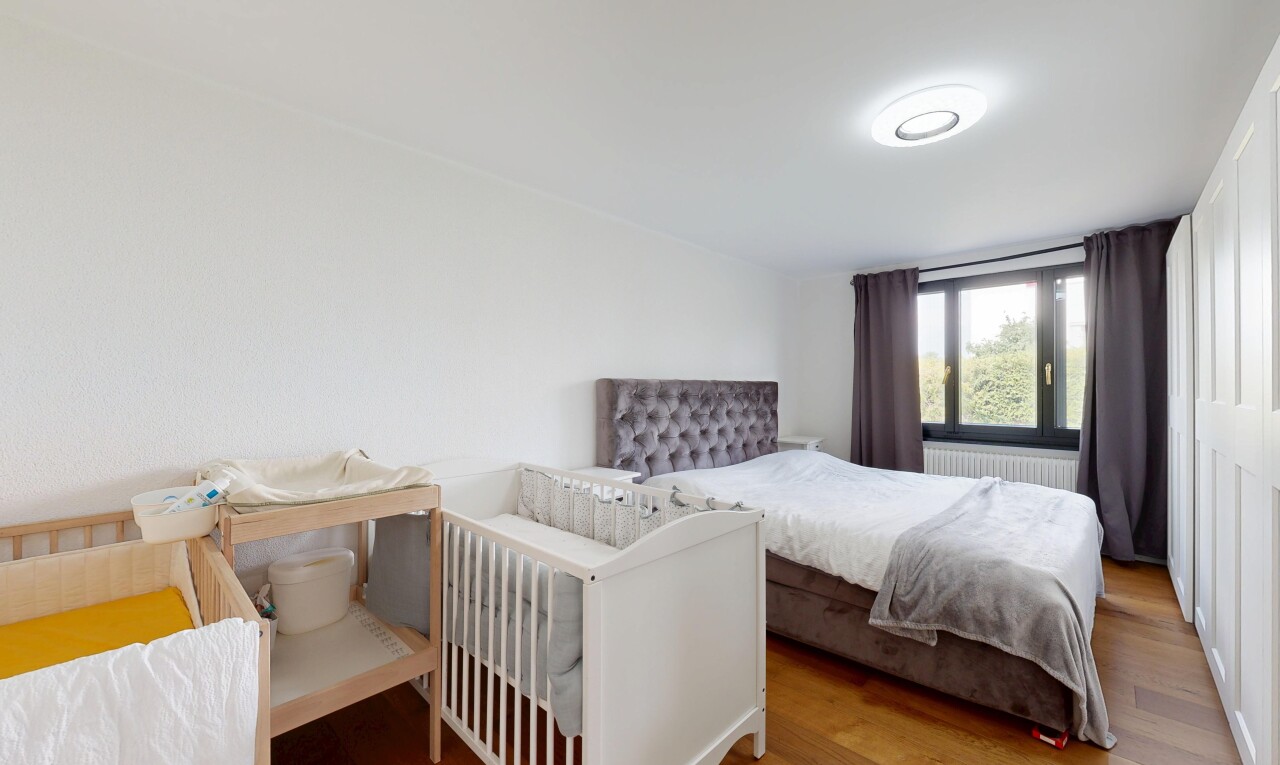 zimmer / schlafzimmer mit wood finish floor, holzfußboden, inside property, kühler, und natürliches licht