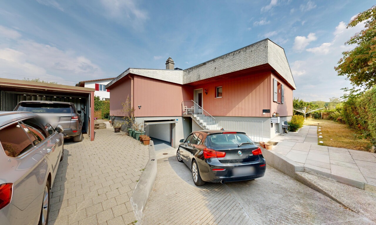 außenansicht mit vertikale verkleidung, auffahrt, day time, eingebaute garage, und schornstein