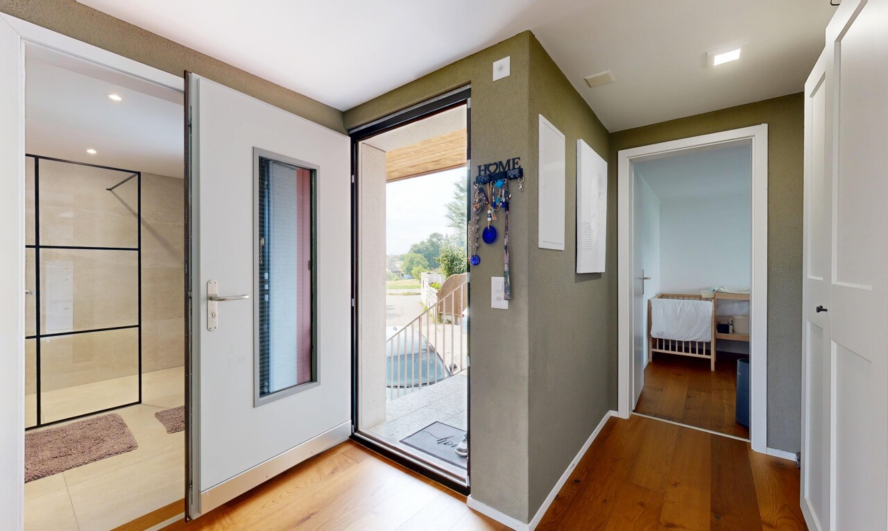halle / korridor mit einbauleuchten, holzfußboden, wood finish floor, sockelleisten, und baseboards wall