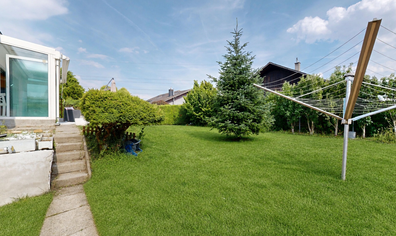 garten mit power lines view, rasen, from property, und day time