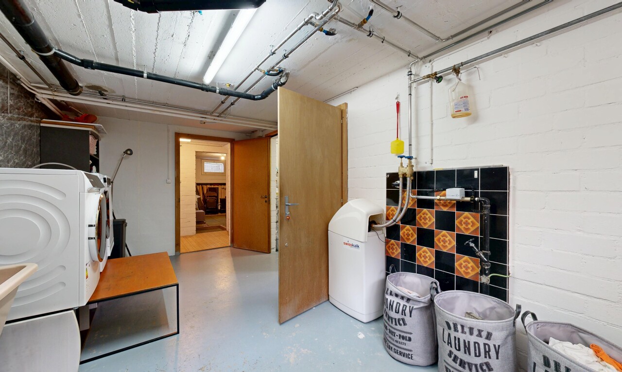 wäschekammer mit betonboden, concrete floor, tumbler, finished concrete floor, und inside property