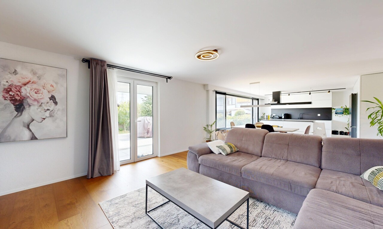 wohnzimmer mit wood finish floor, holzfußboden, drywall, gipskartonwand, und inside property