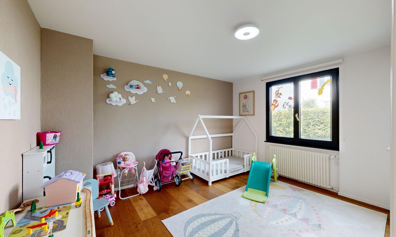 zimmer / schlafzimmer mit kühler, natürliches licht, holzfußboden, wood finish floor, und kinderzimmer
