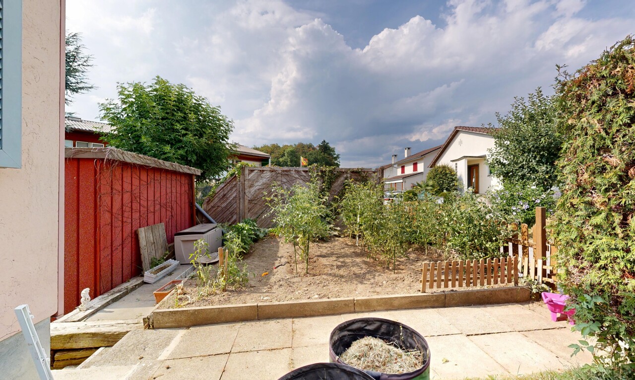 garten mit zaun, feuerstelle, und from property
