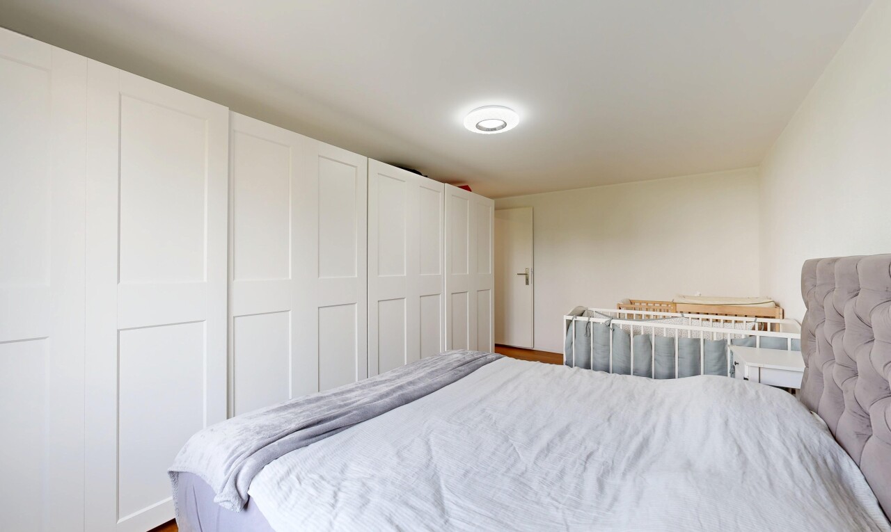zimmer / schlafzimmer mit gipskartonwand, drywall, inside property, und kleiderschrank