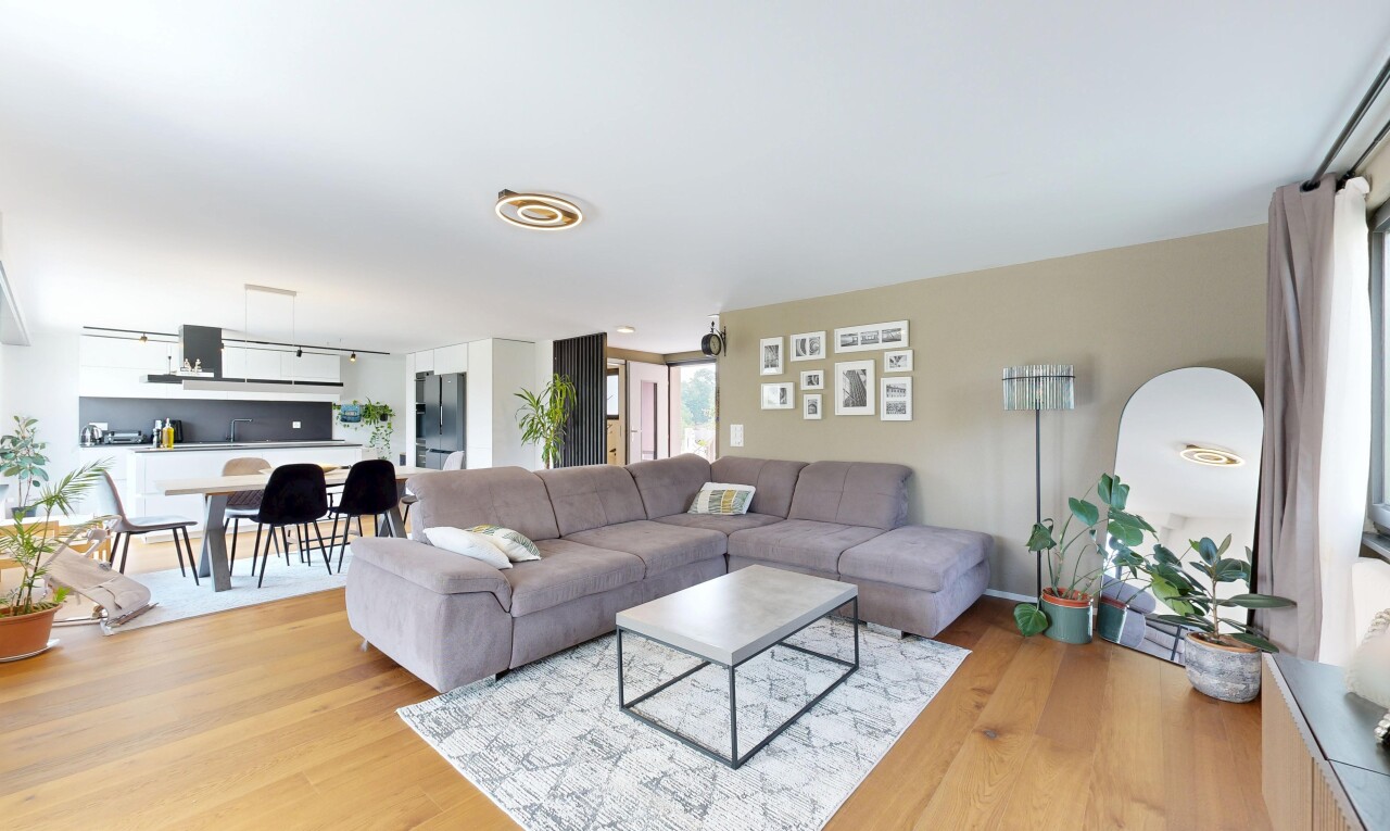 wohn- / esszimmer mit wood finish floor, holzfußboden, drywall, gipskartonwand, und inside property