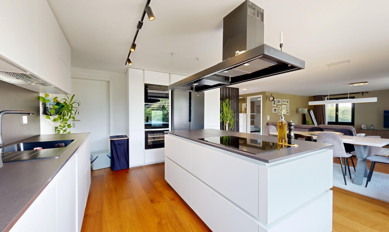 küche mit flat panel cabinets, schränke mit flachen paneelen, white cabinets, weiße schränke, und dunstabzugshaube