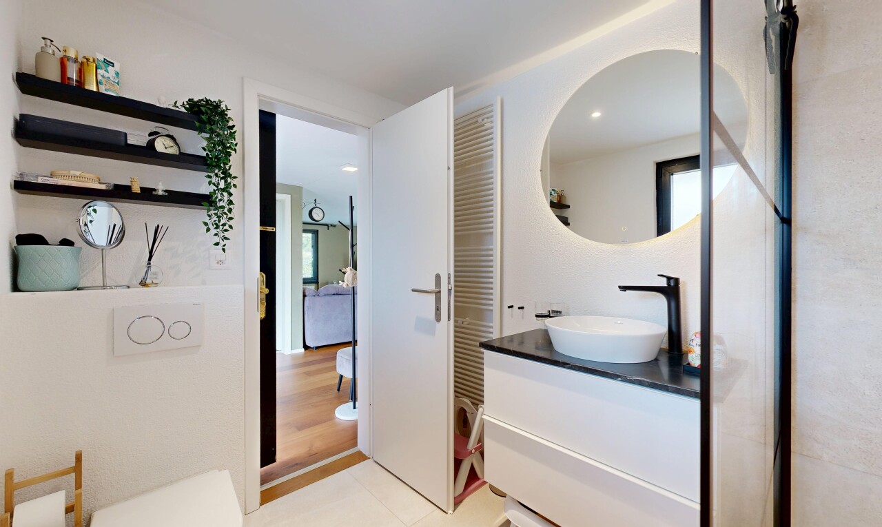 bad mit spiegel, schminktisch, waschbecken, einbauleuchten, und light floor