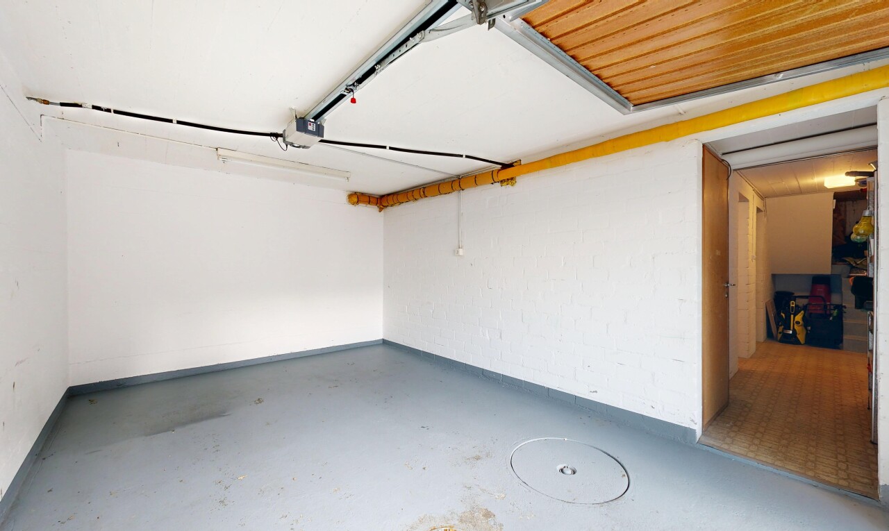 leerer raum mit garage, betonboden, concrete floor, und inside property