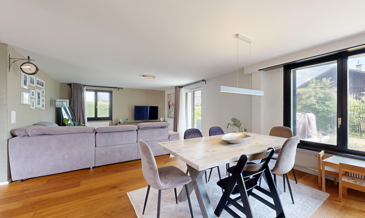 wohn- / esszimmer mit holzfußboden, wood finish floor, gipskartonwand, drywall, und fernseher