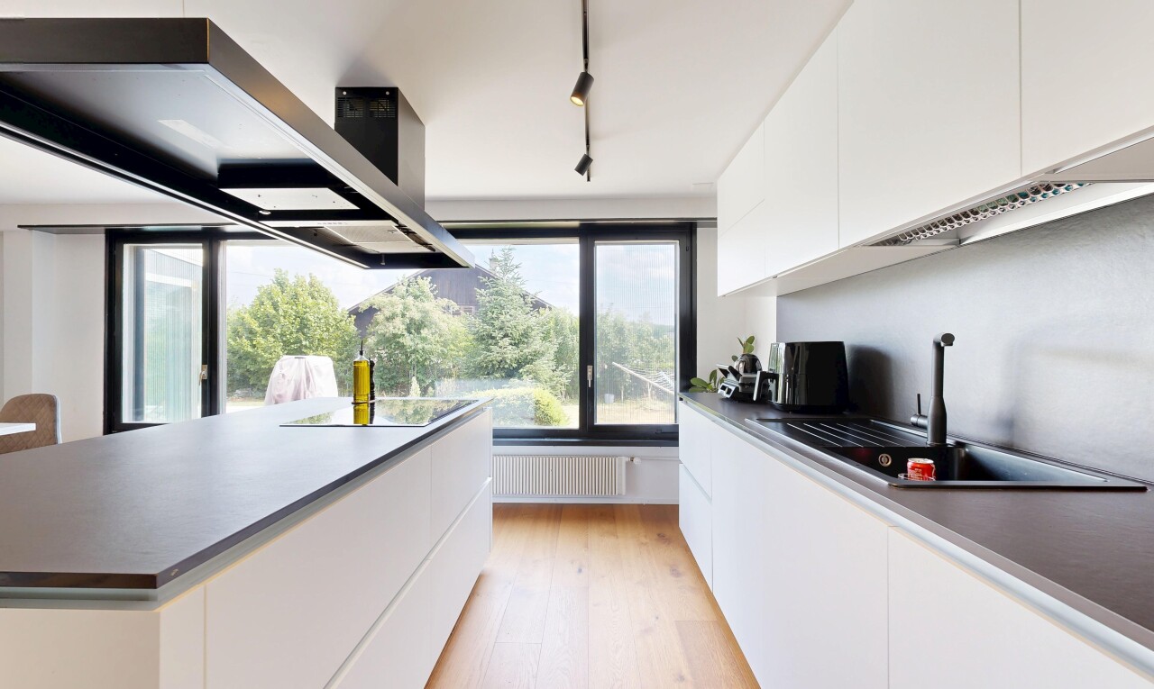 küche mit flat panel cabinets, schränke mit flachen paneelen, white cabinets, weiße schränke, und deckenbeleuchtung