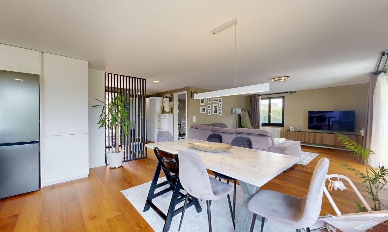 esszimmer mit fernseher, holzfußboden, wood finish floor, einbauleuchten, und gipskartonwand