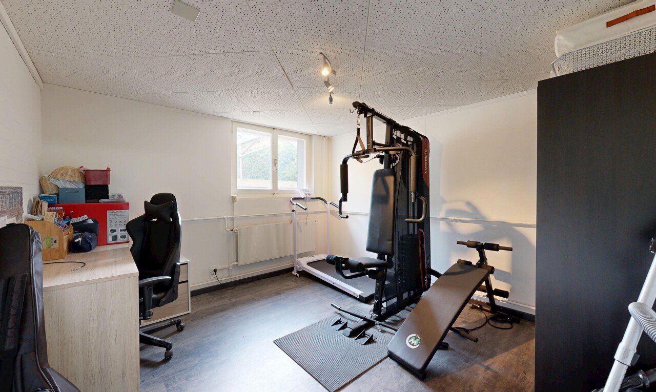 fitnessstudio mit drywall, gipskartonwand, natürliches licht, inside property, und low ceiling