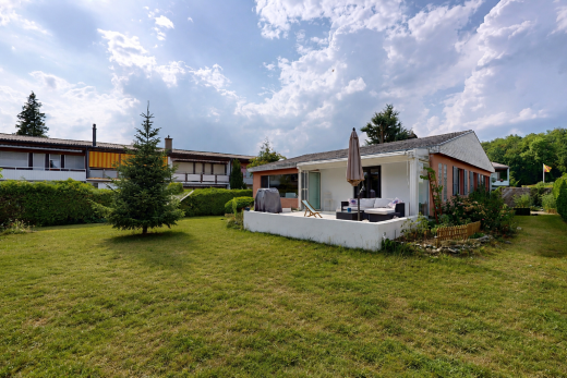 außenansicht mit rasen, terrasse, property visible, wohnraum im freien, und day time