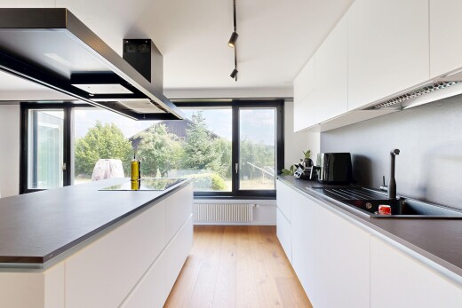 küche mit flat panel cabinets, schränke mit flachen paneelen, white cabinets, weiße schränke, und deckenbeleuchtung