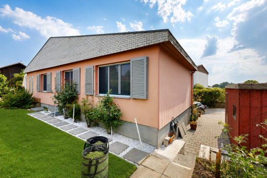 außenansicht mit rasen, betonfundament, property visible, day time, und from property
