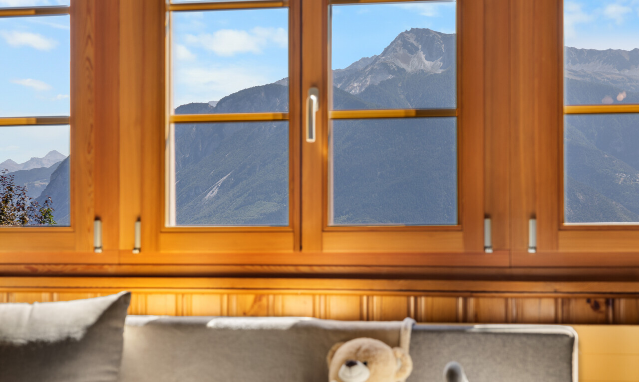 détails avec mountain view, vue sur la montagne, inside property, day time, et wall / siding