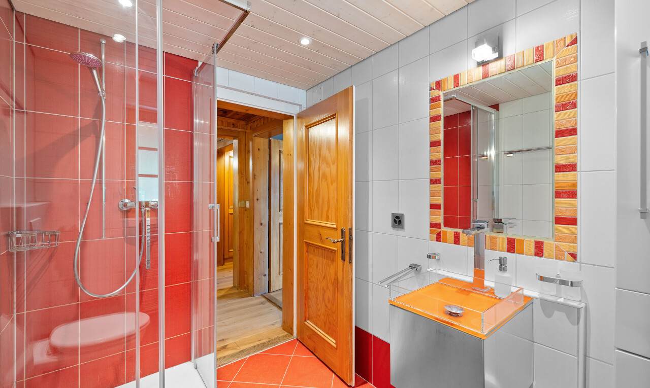 salle de bains avec mur en carrelage, tile wall, miroir, sol en carrelage, et tile floor