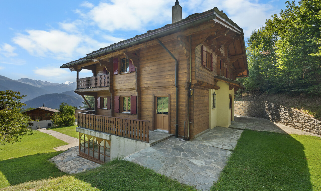 façade avec day time, pelouse, vue sur la montagne, mountain view, et property visible