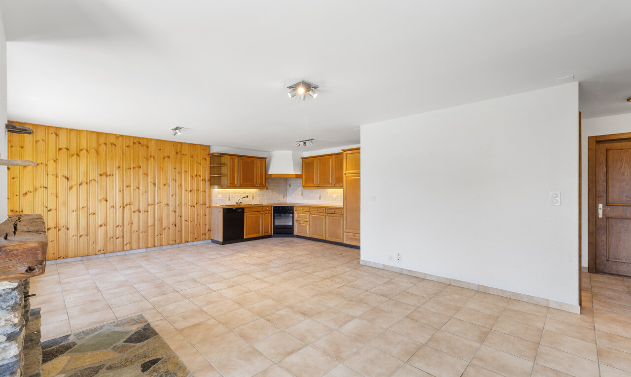 salon avec inside property, baseboards wall, plinthes murales, drywall, et cloison sèche