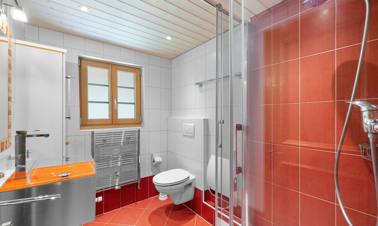 salle de bains avec mur en carrelage, tile wall, douche, sol en carrelage, et tile floor