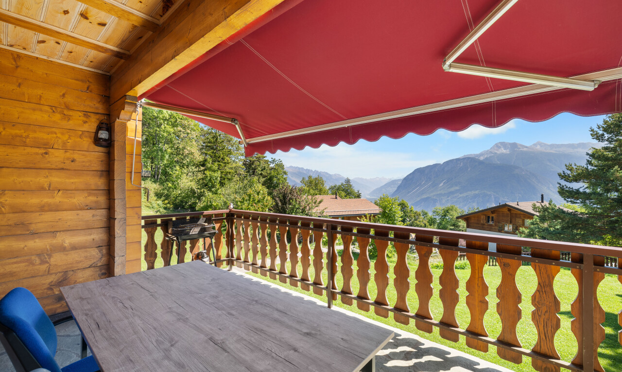 terrasse avec auvent, vue sur la montagne, mountain view, day time, et from property