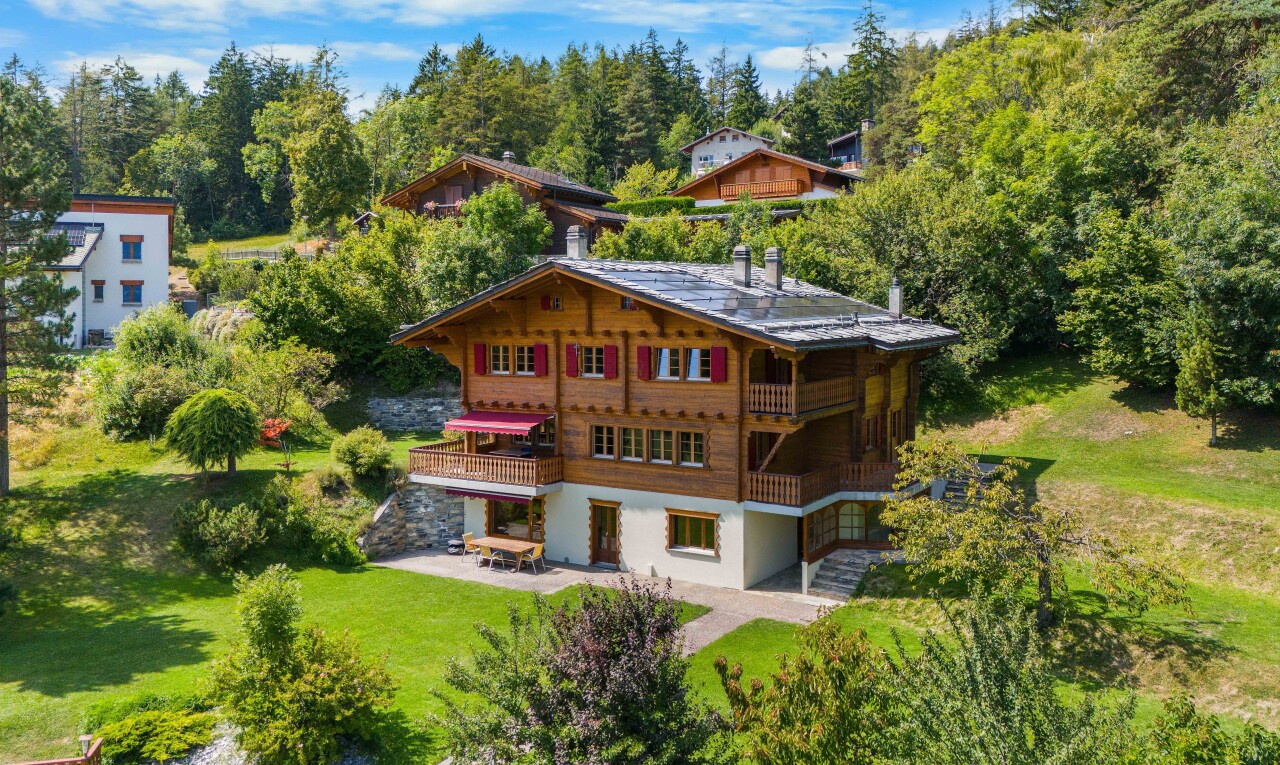 außenansicht mit balkon, terrasse, day time, property visible, und rasen