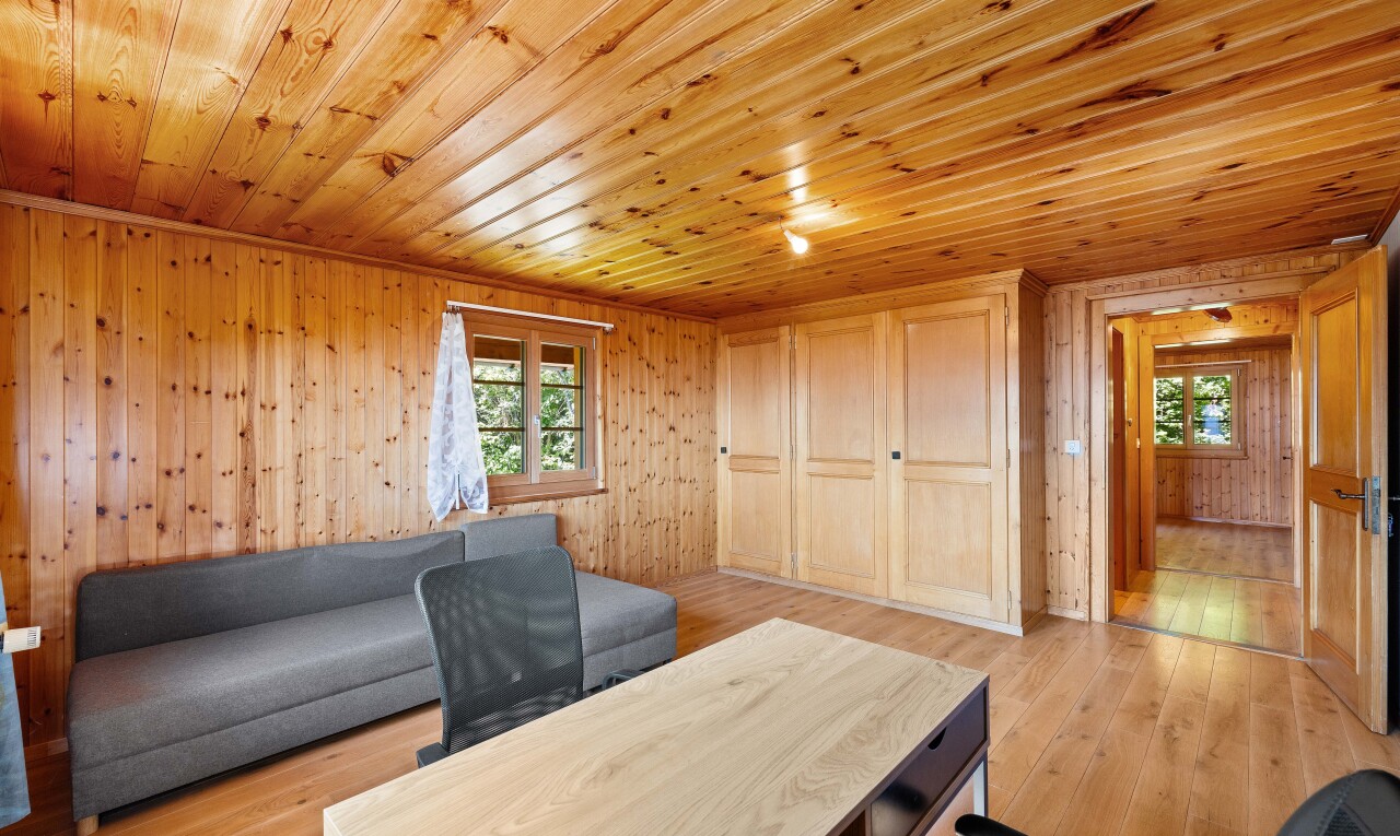 salle à manger avec sol en finition bois, wood finish floor, inside property, lumière naturelle, et natural light