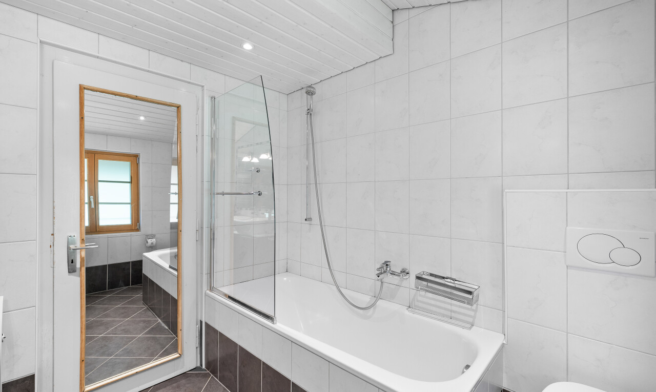 salle de bains avec mur en carrelage, tile wall, tile tub, salle de bain complète, et douche-bain combinés