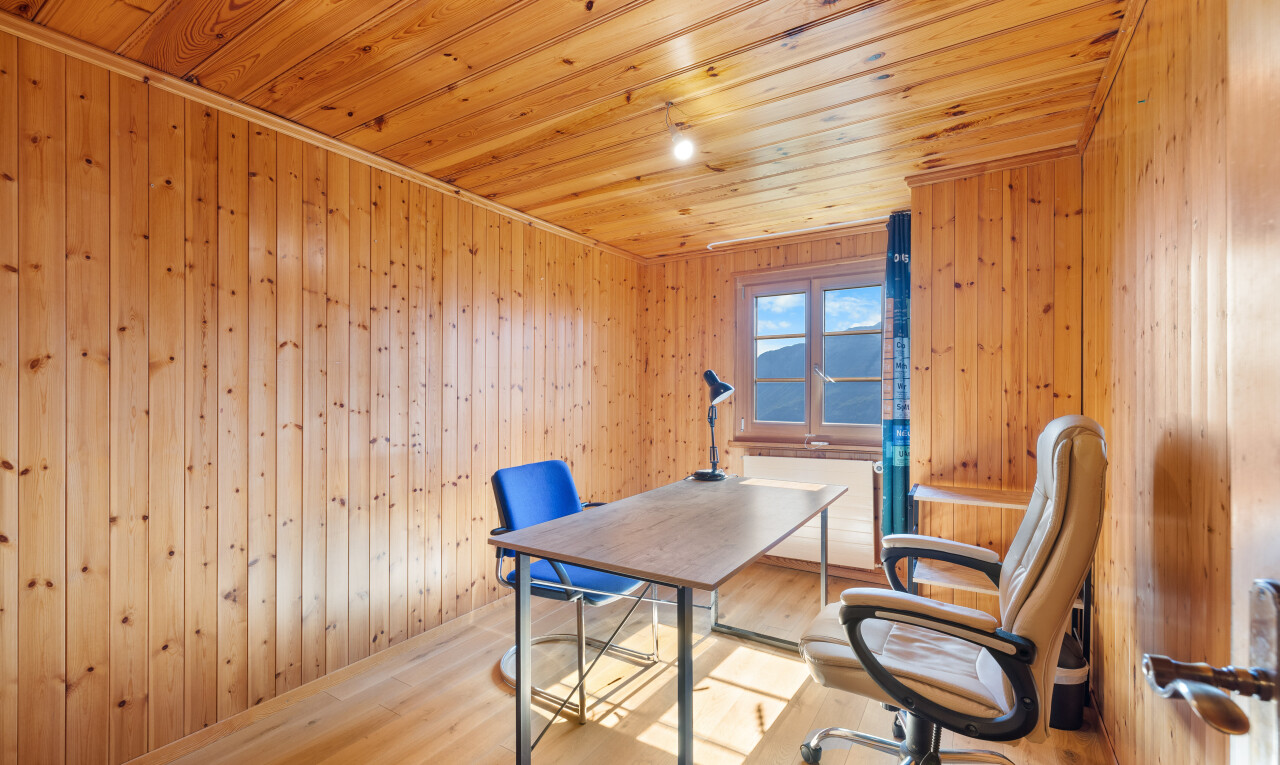 salle à manger avec plafond en bois, wood ceiling, inside property, sol en finition bois, et wood finish floor