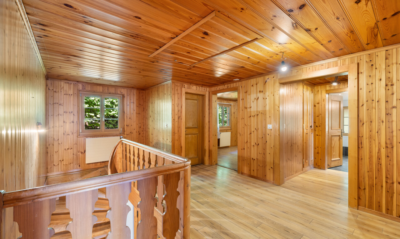 couloir avec wood finish floor, sol en finition bois, natural light, lumière naturelle, et wood ceiling