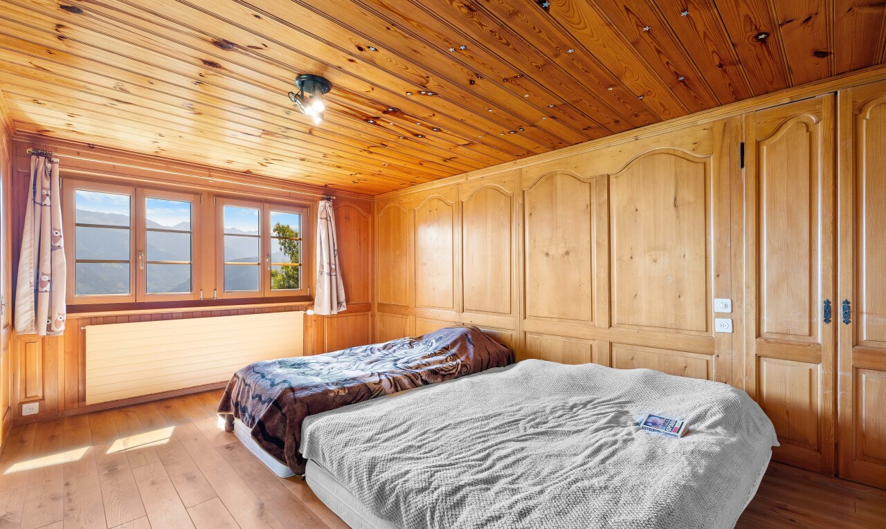 chambre avec plafond en bois, wood ceiling, sol en finition bois, wood finish floor, et inside property