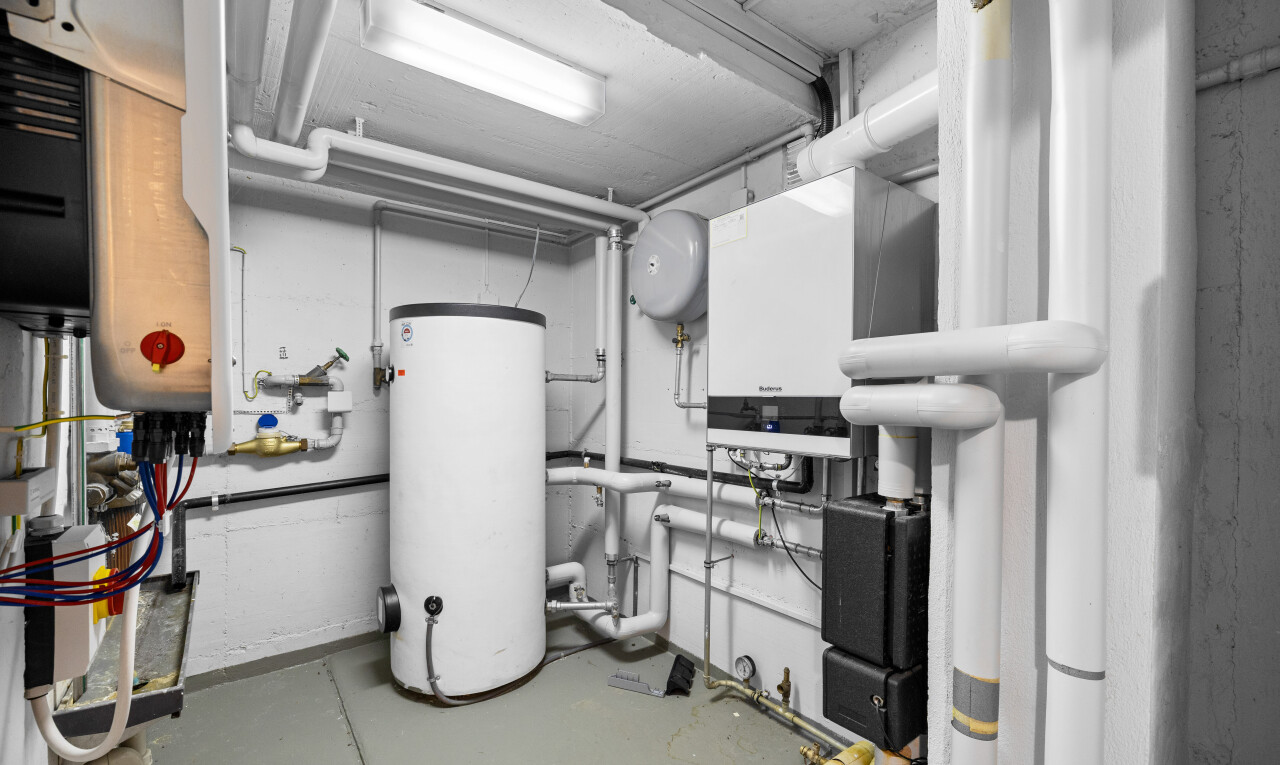 buanderie avec chauffe-eau, inside property, concrete floor, et buanderie