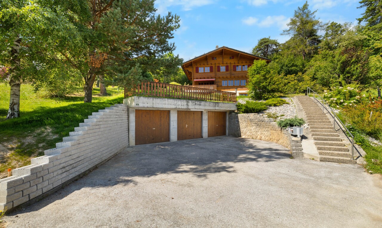 außenansicht mit property visible, treppen, day time, und garage