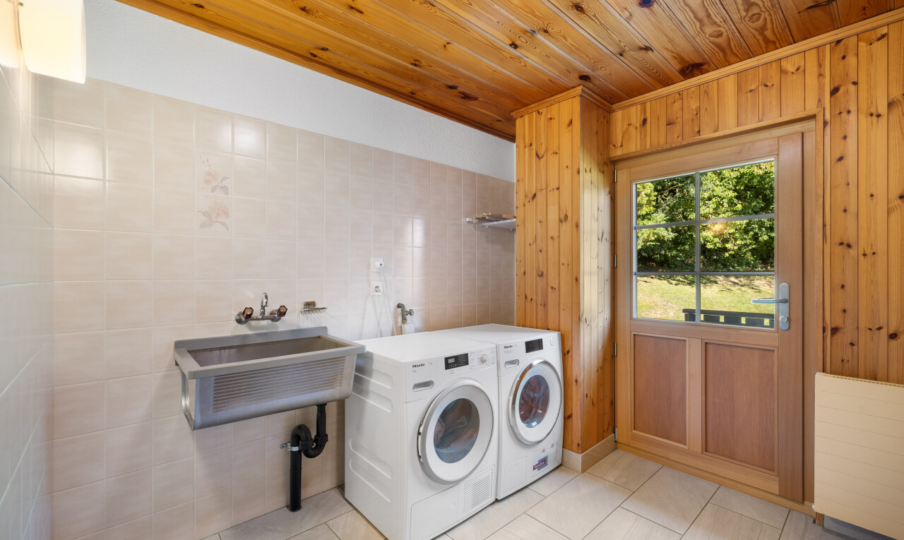 buanderie avec natural light, lumière naturelle, inside property, évier, et wood ceiling