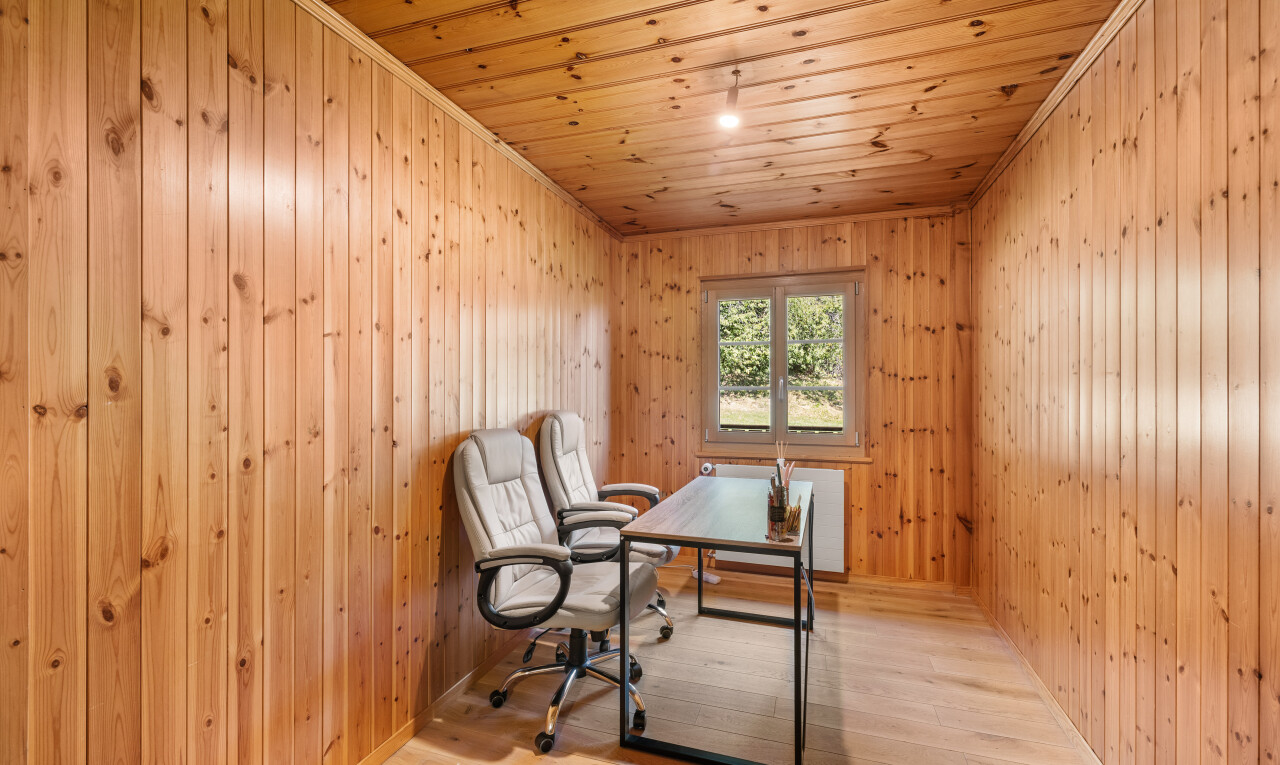 bureau avec inside property, wood finish floor, sol en finition bois, natural light, et lumière naturelle