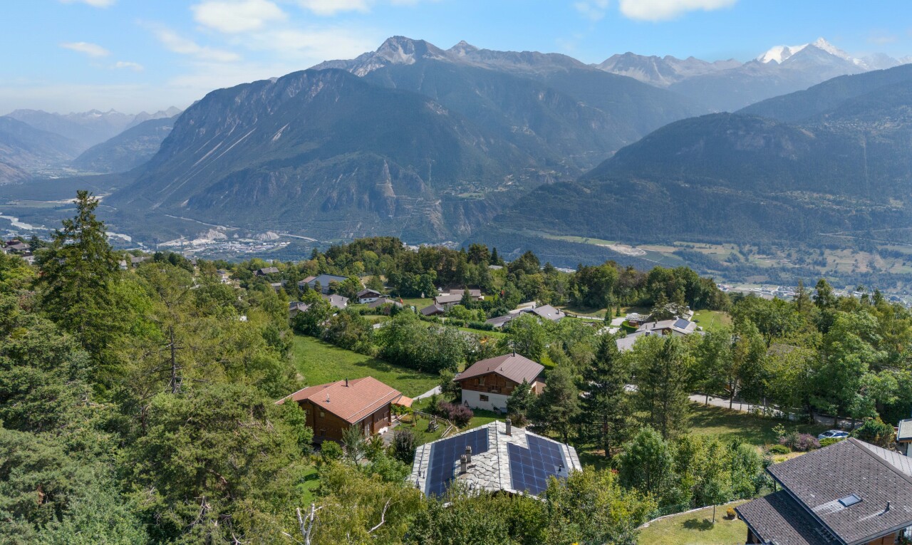 vue sur la montagne avec vue sur la montagne, mountain view, day time, et aerial view