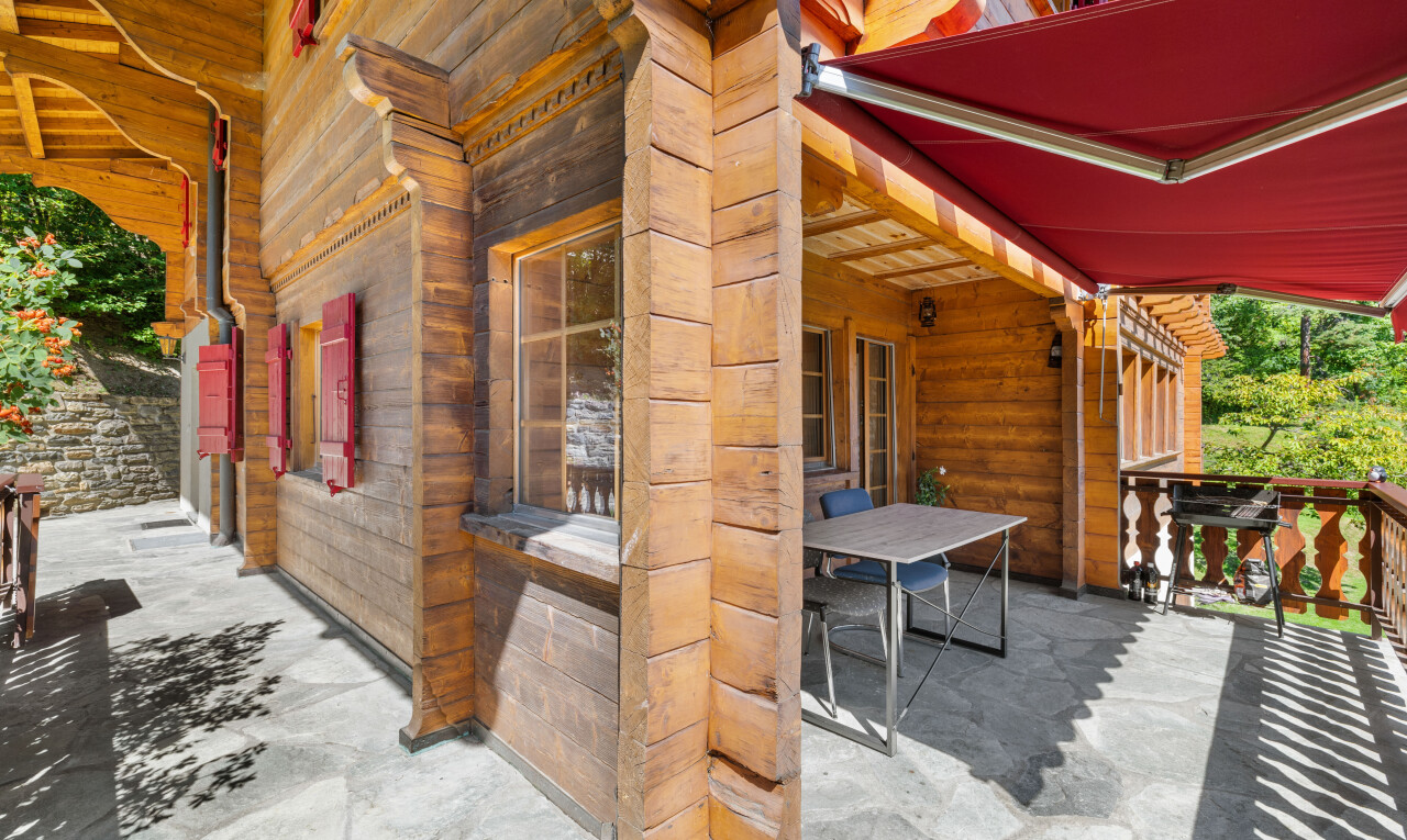 terrasse avec auvent, property visible, et coin repas extérieur