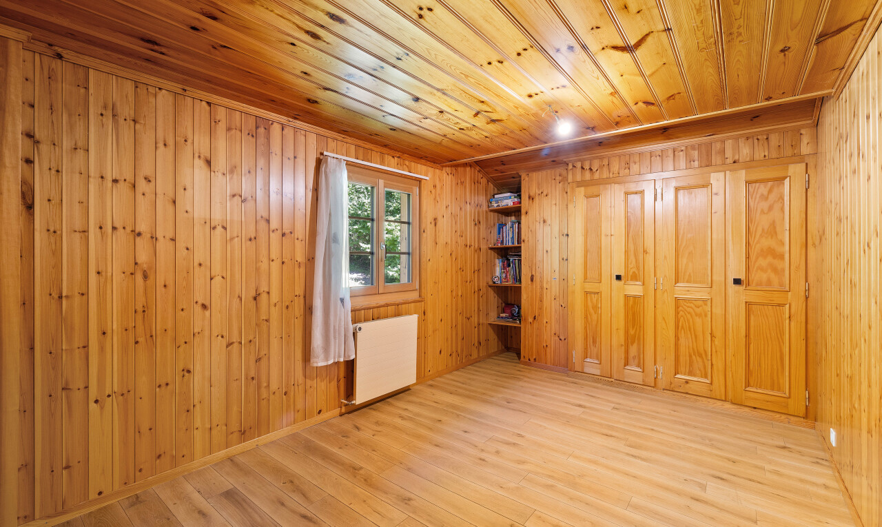 pièce vide avec natural light, lumière naturelle, wood finish floor, sol en finition bois, et radiateur
